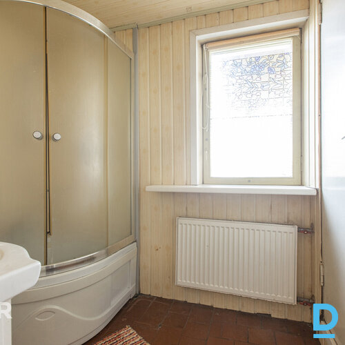 Pārdošanā divstāvu privātmāja ar palīgēku un plašu zemes gabalu Piņķos.Māja celt