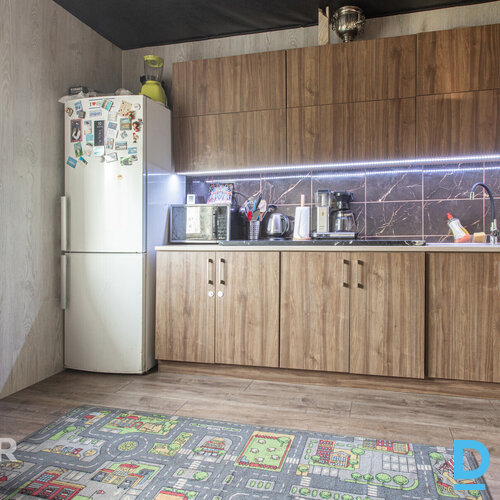 Pārdošanā divstāvu privātmāja ar palīgēku un plašu zemes gabalu Piņķos.Māja celt