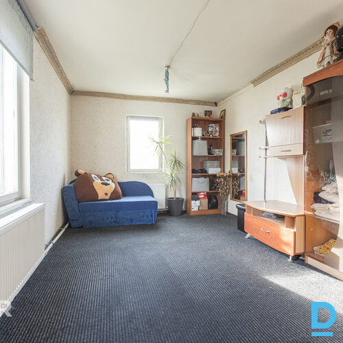 Pārdošanā divstāvu privātmāja ar palīgēku un plašu zemes gabalu Piņķos.Māja celt