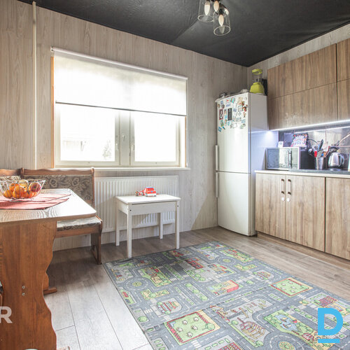 Pārdošanā divstāvu privātmāja ar palīgēku un plašu zemes gabalu Piņķos.Māja celt