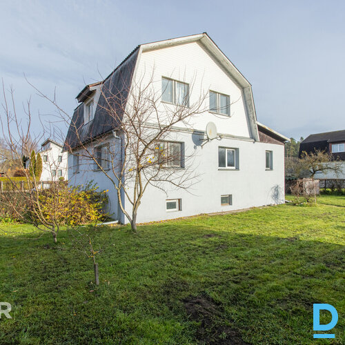 Pārdošanā divstāvu privātmāja ar palīgēku un plašu zemes gabalu Piņķos.Māja celt