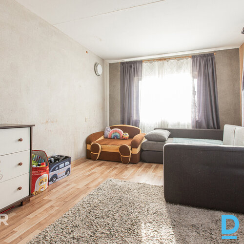 Pārdošanā divstāvu privātmāja ar palīgēku un plašu zemes gabalu Piņķos.Māja celt