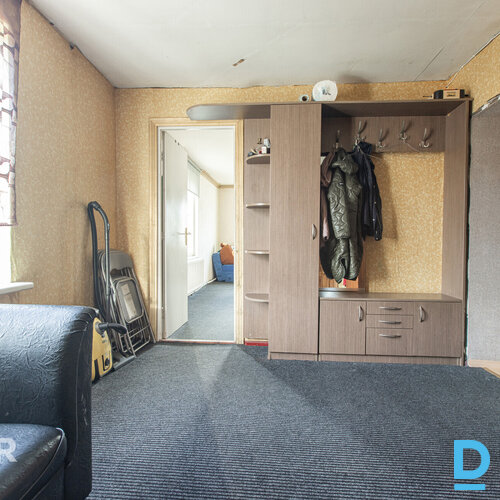 Pārdošanā divstāvu privātmāja ar palīgēku un plašu zemes gabalu Piņķos.Māja celt