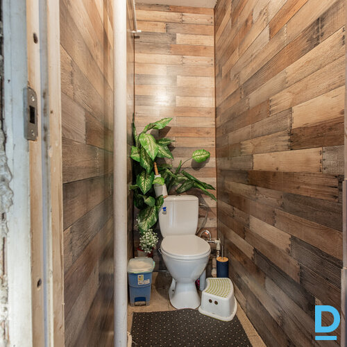 Pārdošanā divstāvu privātmāja ar palīgēku un plašu zemes gabalu Piņķos.Māja celt