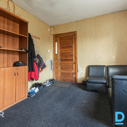 Pārdošanā divstāvu privātmāja ar palīgēku un plašu zemes gabalu Piņķos.Māja celt