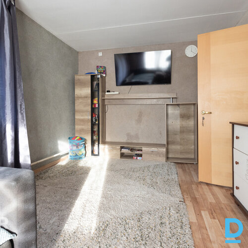 Pārdošanā divstāvu privātmāja ar palīgēku un plašu zemes gabalu Piņķos.Māja celt