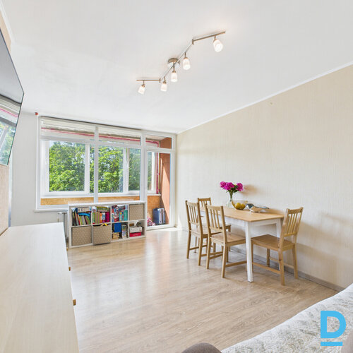 Pārdošanā saulains, ekonomisks 2 istabu dzīvoklis renovētā mājā klusā vietā.Dzīv