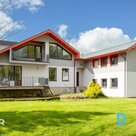 Pamatīga divstāvu savrupmāja ar pagrabstāvu un plašu zemes gabalu lieliskā Sigul