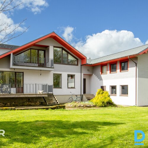 Pamatīga divstāvu savrupmāja ar pagrabstāvu un plašu zemes gabalu lieliskā Sigul