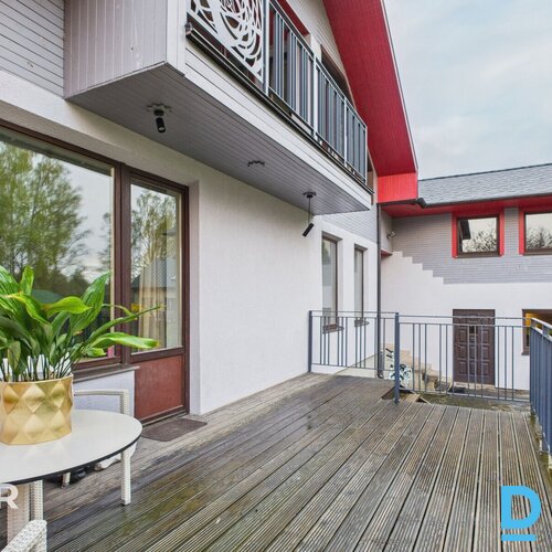 Pamatīga divstāvu savrupmāja ar pagrabstāvu un plašu zemes gabalu lieliskā Sigul