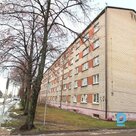 Lieliskā lokācijā ķieģeļu mājas trešajā stāvā tiek pārdots gaišs un silts trīsistabu dzīvoklis ar divam izolētām istabām, sanmezglu un mantu noliktavu