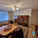 Lieliskā lokācijā ķieģeļu mājas trešajā stāvā tiek pārdots gaišs un silts piecistabu dzīvoklis ar trijām izolētām istabām, diviem sanmezglu un mantu noliktavu