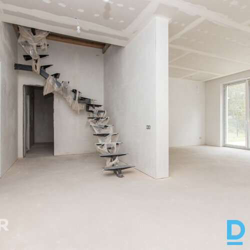 Plaša, augstvērtīga un tikko uzcelta rindu māja Dzidriņās.Māja ir celta un nodot