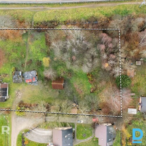 Pārdošanā plašs 3710 m² zemes gabals ar kompaktu koka guļbūvi Ogrē.Zeme atrodas 