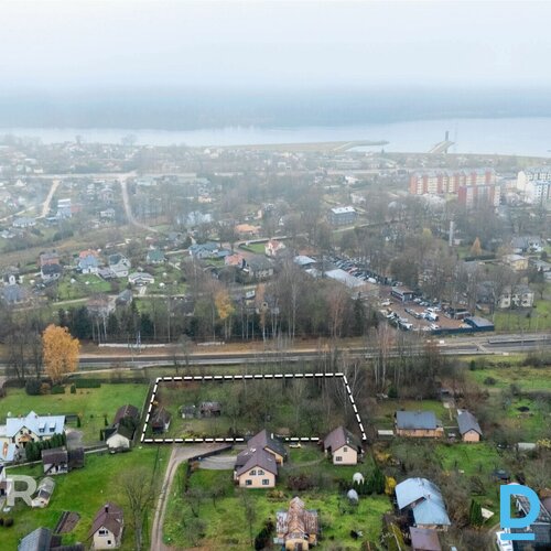 Pārdošanā plašs 3710 m² zemes gabals ar kompaktu koka guļbūvi Ogrē.Zeme atrodas 