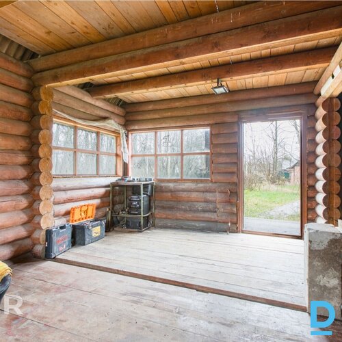 Pārdošanā plašs 3710 m² zemes gabals ar kompaktu koka guļbūvi Ogrē.Zeme atrodas 