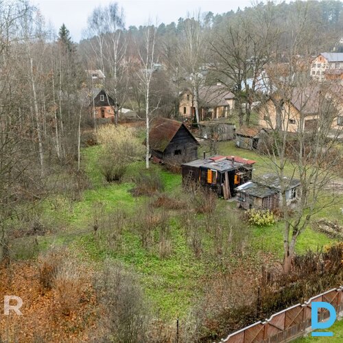 Pārdošanā plašs 3710 m² zemes gabals ar kompaktu koka guļbūvi Ogrē.Zeme atrodas 