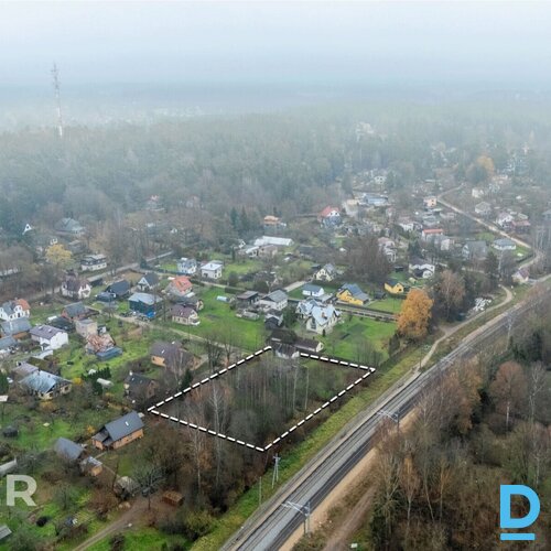 Pārdošanā plašs 3710 m² zemes gabals ar kompaktu koka guļbūvi Ogrē.Zeme atrodas 