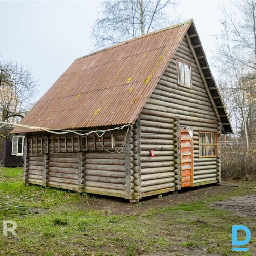 Pārdošanā plašs 3710 m² zemes gabals ar kompaktu koka guļbūvi Ogrē.Zeme atrodas 