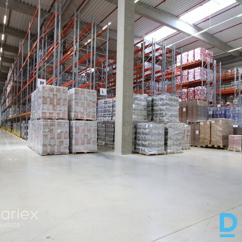 Noliktavas telpas loģistikas parkā netālu no Ķekavas apļa.