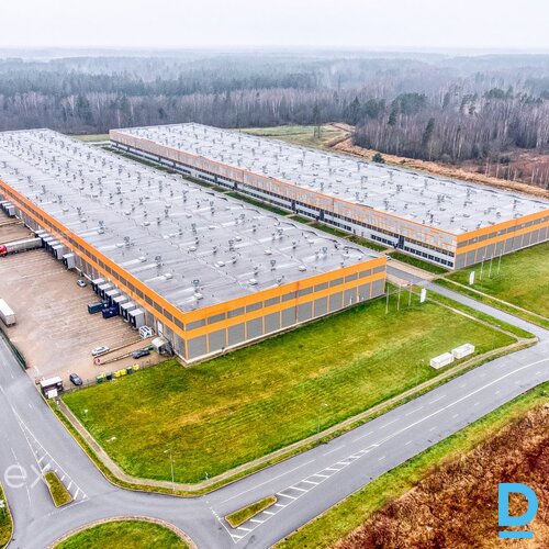 Noliktavas telpas loģistikas parkā netālu no Ķekavas apļa.