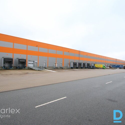 Noliktavas telpas loģistikas parkā netālu no Ķekavas apļa.