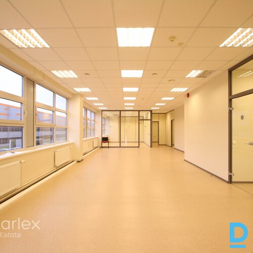 Noliktavas telpas loģistikas parkā netālu no Ķekavas apļa.