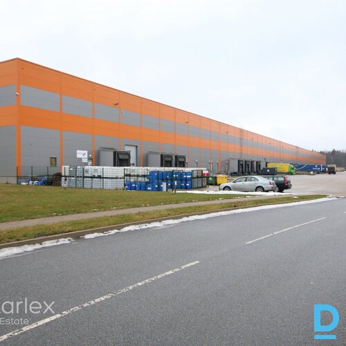 Noliktavas telpas loģistikas parkā netālu no Ķekavas apļa.