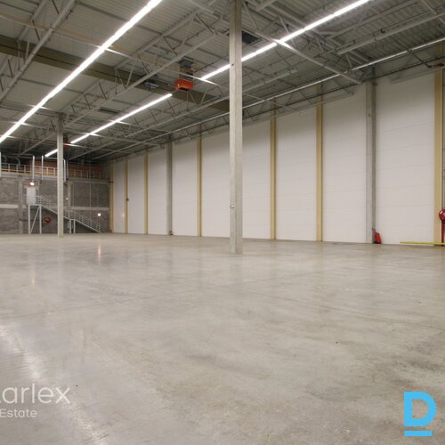 Noliktavas telpas loģistikas parkā netālu no Ķekavas apļa.