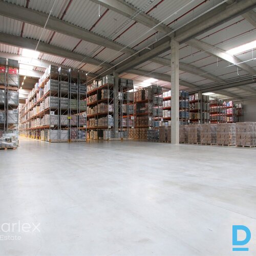 Noliktavas telpas loģistikas parkā netālu no Ķekavas apļa.