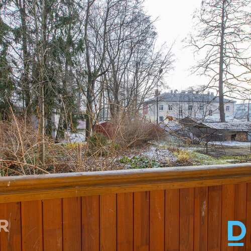 Pārdošanā plašs, saulains 2 istabu dzīvoklis ar lodžiju Majoros.Dzīvokļa plānoju