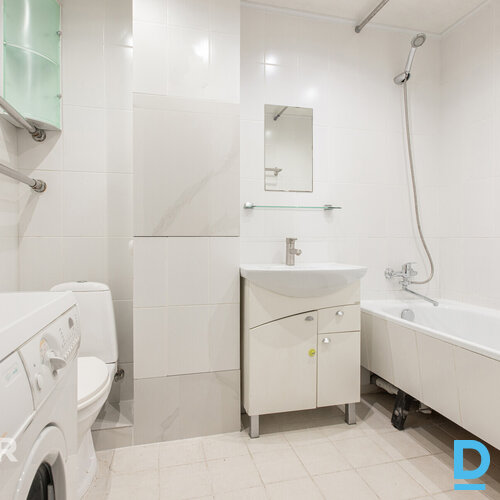 Pārdošanā plašs, saulains 2 istabu dzīvoklis ar lodžiju Majoros.Dzīvokļa plānoju