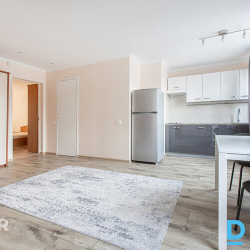 Pārdošanā plašs, saulains 2 istabu dzīvoklis ar lodžiju Majoros.Dzīvokļa plānoju