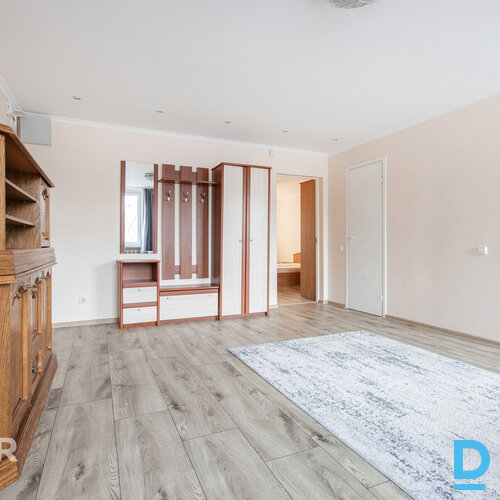 Pārdošanā plašs, saulains 2 istabu dzīvoklis ar lodžiju Majoros.Dzīvokļa plānoju