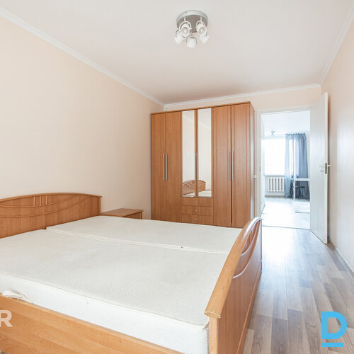 Pārdošanā plašs, saulains 2 istabu dzīvoklis ar lodžiju Majoros.Dzīvokļa plānoju