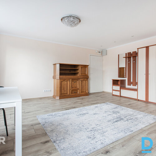 Pārdošanā plašs, saulains 2 istabu dzīvoklis ar lodžiju Majoros.Dzīvokļa plānoju