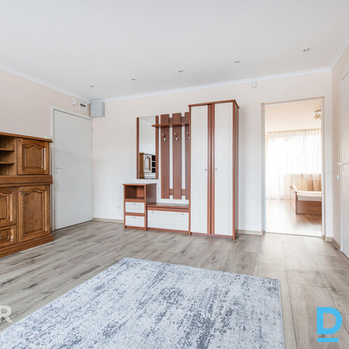 Pārdošanā plašs, saulains 2 istabu dzīvoklis ar lodžiju Majoros.Dzīvokļa plānoju