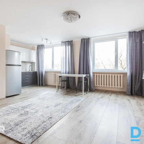 Pārdošanā plašs, saulains 2 istabu dzīvoklis ar lodžiju Majoros.Dzīvokļa plānoju