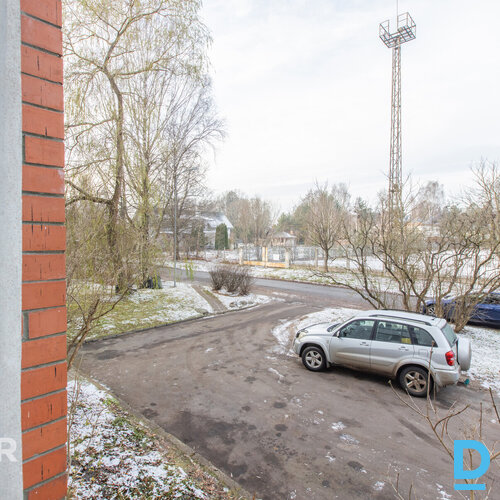 Pārdošanā plašs, saulains 2 istabu dzīvoklis ar lodžiju Majoros.Dzīvokļa plānoju