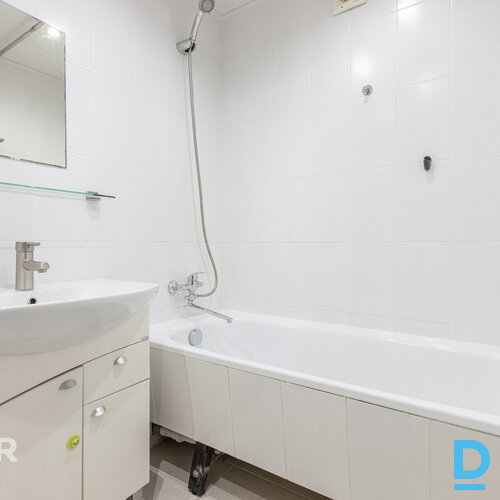 Pārdošanā plašs, saulains 2 istabu dzīvoklis ar lodžiju Majoros.Dzīvokļa plānoju