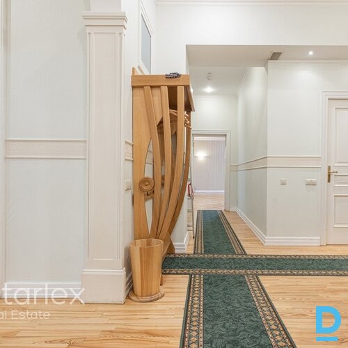 Birojs vēsturiskā koka ēkā ar 2 stāvvietām pie Ģertrūdes baznīcas