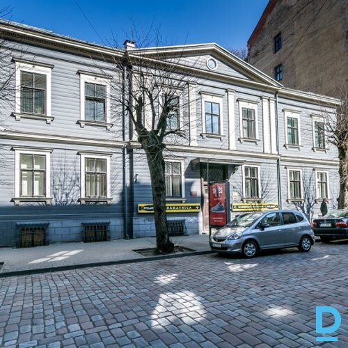 Birojs vēsturiskā koka ēkā ar 2 stāvvietām pie Ģertrūdes baznīcas