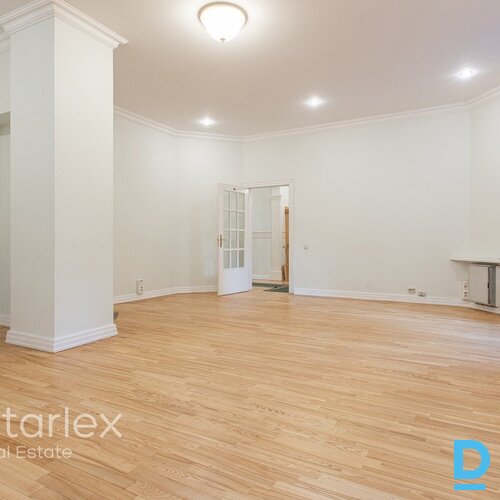 Birojs vēsturiskā koka ēkā ar 2 stāvvietām pie Ģertrūdes baznīcas