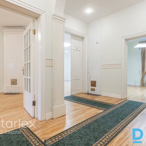 Birojs vēsturiskā koka ēkā ar 2 stāvvietām pie Ģertrūdes baznīcas