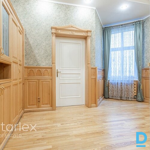 Birojs vēsturiskā koka ēkā ar 2 stāvvietām pie Ģertrūdes baznīcas