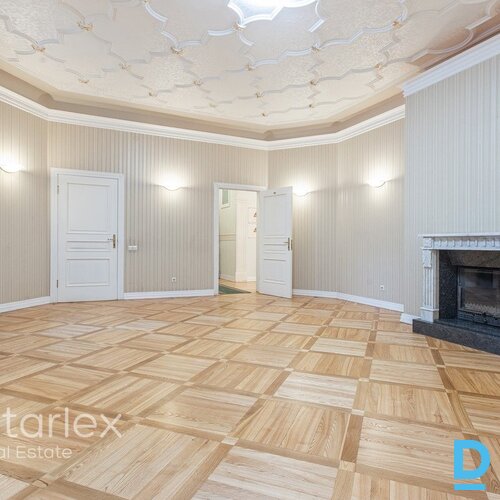 Birojs vēsturiskā koka ēkā ar 2 stāvvietām pie Ģertrūdes baznīcas