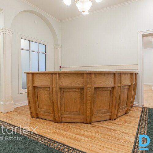 Birojs vēsturiskā koka ēkā ar 2 stāvvietām pie Ģertrūdes baznīcas