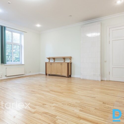 Birojs vēsturiskā koka ēkā ar 2 stāvvietām pie Ģertrūdes baznīcas