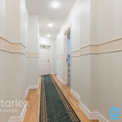 Birojs vēsturiskā koka ēkā ar 2 stāvvietām pie Ģertrūdes baznīcas