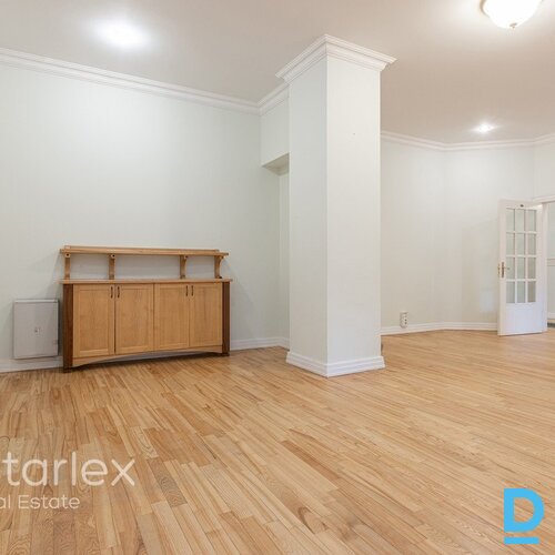 Birojs vēsturiskā koka ēkā ar 2 stāvvietām pie Ģertrūdes baznīcas